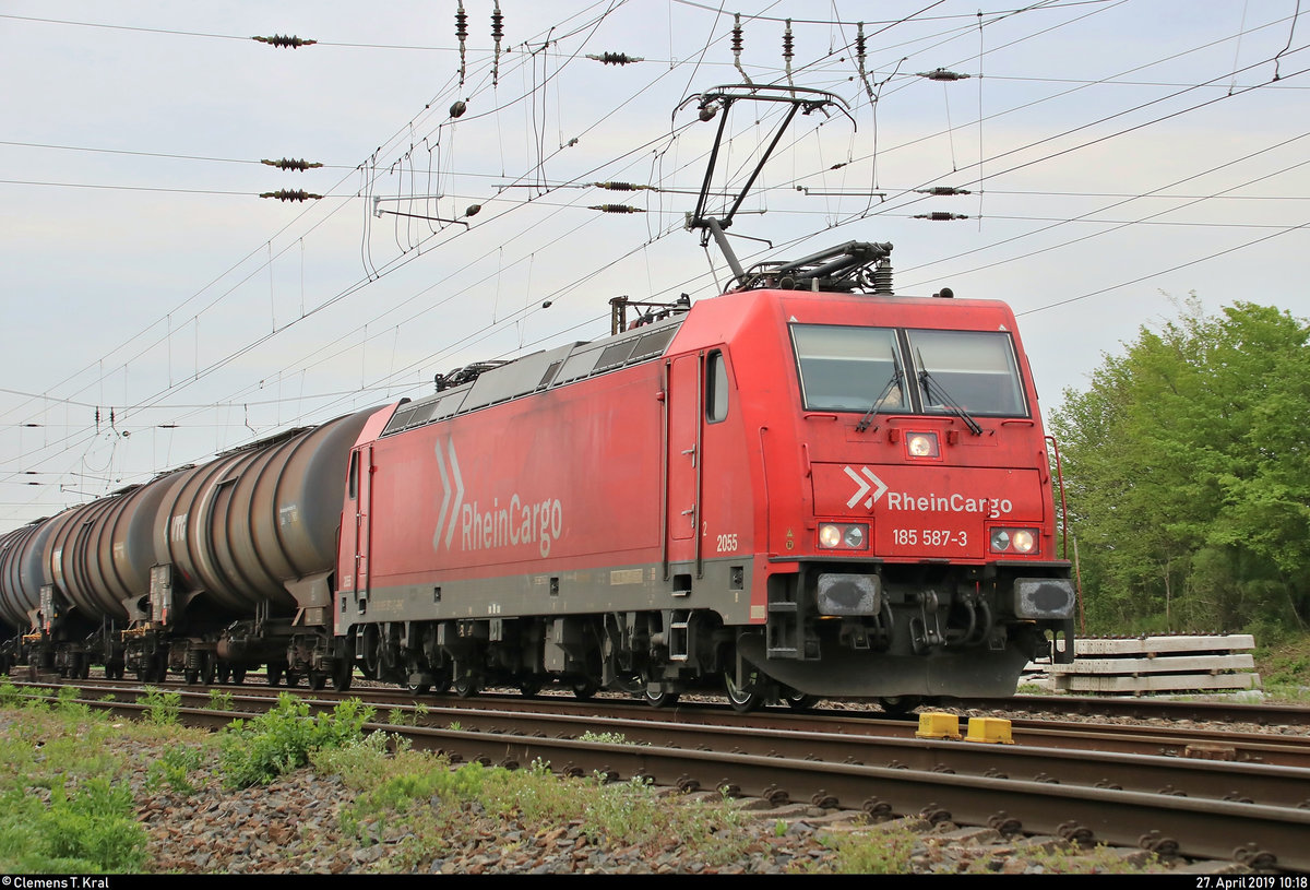 Kesselzug mit 185 587-3 der RheinCargo GmbH & Co. KG fährt, von Naumburg(Saale)Hbf kommend, in Großkorbetha auf der Bahnstrecke Halle–Bebra (KBS 580).
[27.4.2019 | 10:18 Uhr]
Info zum Ausrichten: In Höhe dieser Fotostelle befährt der Zug einen Gleisbogen.