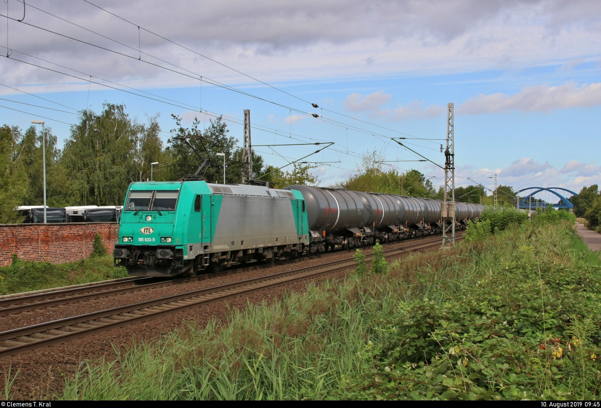 Kesselzug mit 185 633-5 der Alpha Trains Group S.à r.l., vermietet an die ITL Eisenbahngesellschaft mbH (ITL), fährt in Gommern auf der Bahnstrecke Biederitz–Trebnitz (KBS 254) Richtung Trebnitz.
[10.8.2019 | 9:45 Uhr]