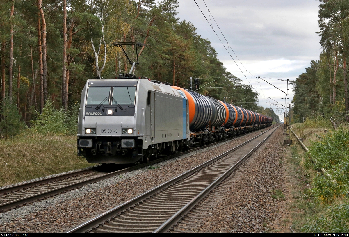 Kesselzug mit 185 691-3 der Railpool GmbH, vermietet an die HSL Logistik GmbH (HSL) und derzeit im Einsatz für die Wedler Franz Logistik GmbH & Co. KG im RE90-Ersatzverkehr zwischen Stuttgart und Nürnberg, durchfährt den Hp Wahlitz auf der Bahnstrecke Biederitz–Trebnitz (KBS 254) Richtung Biederitz.
Aufgenommen am Ende des Bahnsteigs 1.
[17.10.2019 | 16:01 Uhr]