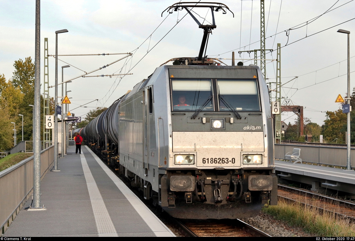 Kesselzug mit 186 263-0 durchfährt den Hp Halle Rosengarten auf Gleis 2 Richtung Angersdorf.

🧰 Akiem S.A.S., vermietet an die CTL Logistics GmbH
🚩 Bahnstrecke Halle–Hann. Münden (KBS 590)
🕓 2.10.2020 | 17:47 Uhr