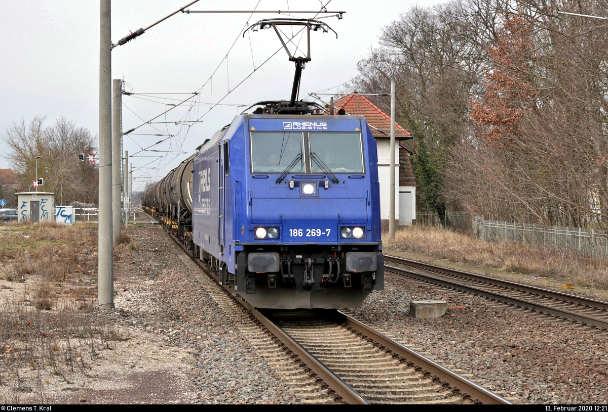 Kesselzug mit 186 269-7 der Rhenus Rail Logistics GmbH (RRL), vermietet an Crossrail Benelux NV, durchfährt den Hp Zerbst/Anhalt auf der Bahnstrecke Trebnitz–Leipzig (KBS 254) Richtung Rodleben.
Aufgenommen am Ende des Bahnsteigs 2.
[13.2.2020 | 12:21 Uhr]