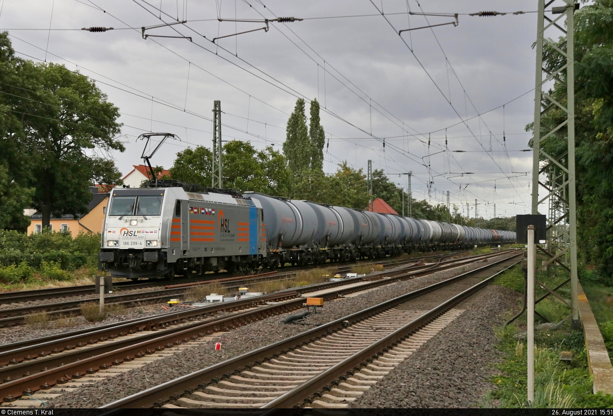 Kesselzug mit 186 299-4 unterwegs am Bahnübergang Friedhofstraße in Magdeburg Richtung Magdeburg-Buckau.

🧰 Railpool GmbH, vermietet an die HSL Logistik GmbH (HSL)
🚩 Bahnstrecke Magdeburg–Leipzig (KBS 340)
🕓 26.8.2021 | 15:51 Uhr