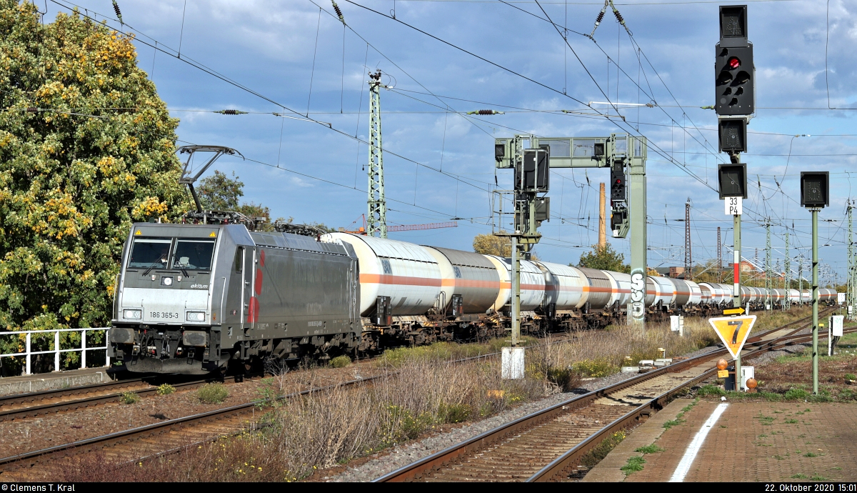 Kesselzug mit 186 365-3 durchfährt den Bahnhof Magdeburg-Neustadt Richtung Magdeburg Hbf.

🧰 Akiem S.A.S., vermietet an die HSL Logistik GmbH (HSL)
🕓 22.10.2020 | 15:01 Uhr