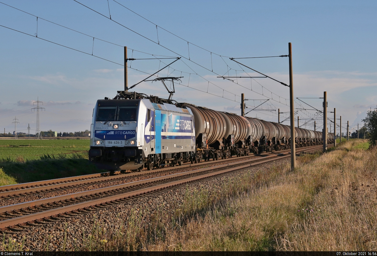 Kesselzug mit 186 426-3 unterwegs bei Eismannsdorf (Niemberg) Richtung Köthen.

🧰 Railpool GmbH, vermietet an die RTB Cargo GmbH
🚩 Bahnstrecke Magdeburg–Leipzig (KBS 340)
🕓 7.10.2021 | 16:56 Uhr