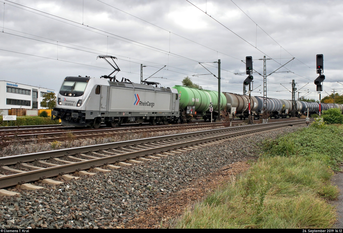 Kesselzug mit 187 070-8 der RheinCargo GmbH & Co. KG fährt in Tamm auf der Bahnstrecke Stuttgart–Würzburg (Frankenbahn | KBS 780) Richtung Bietigheim-Bissingen.
[26.9.2019 | 16:12 Uhr]