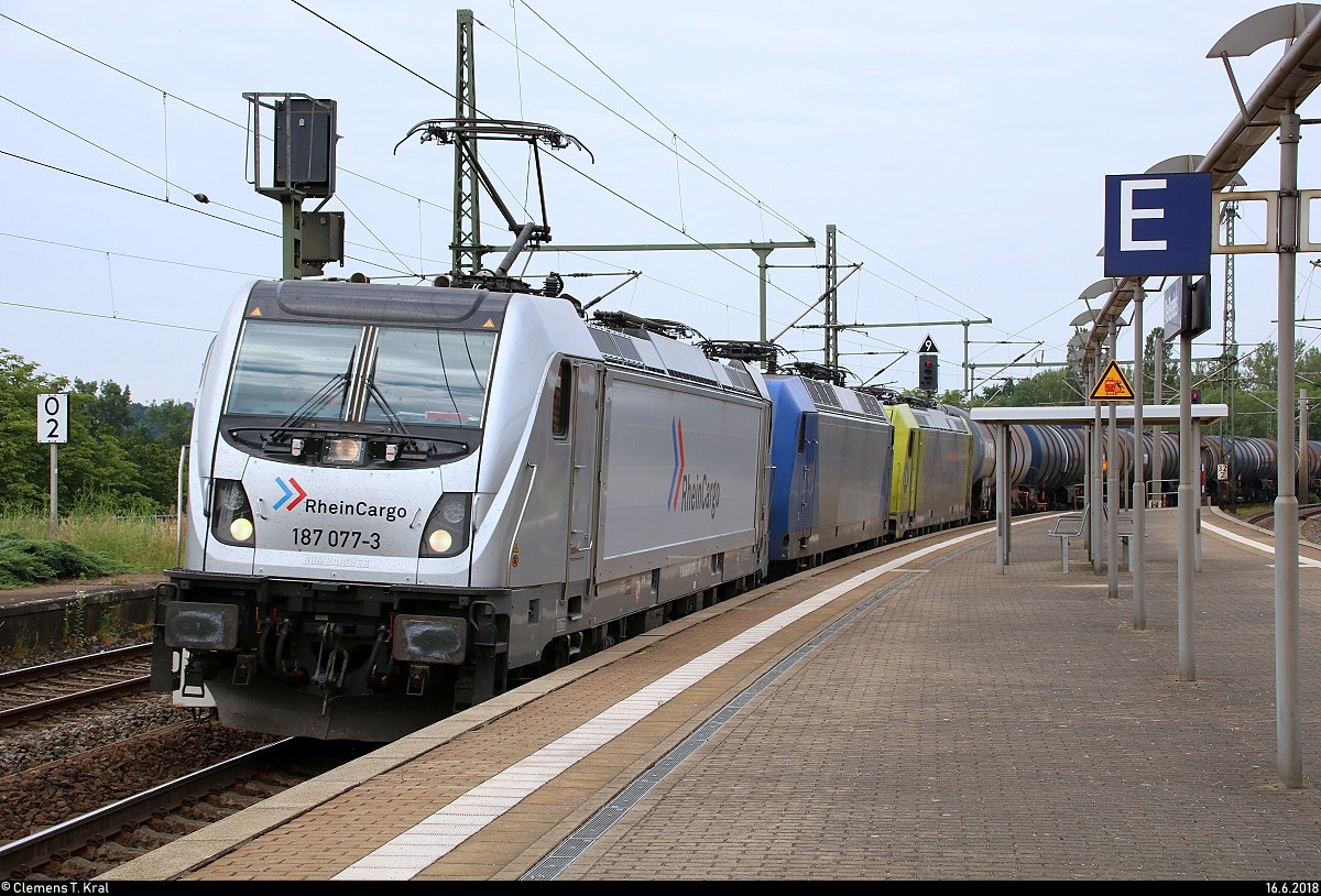 Kesselzug mit 187 077-3 der RheinCargo GmbH & Co. KG und zwei weiteren Maschinen (kalt) durchfährt den Bahnhof Weißenfels auf Gleis 3 Richtung Großkorbetha.
[16.6.2018 | 10:38 Uhr]