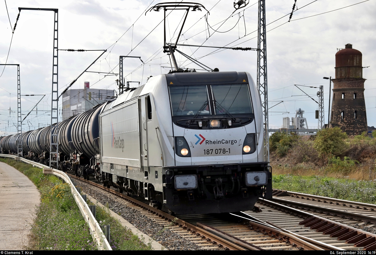 Kesselzug mit 187 078-1 und 187 070-8 am Zugschluss (kalt) unterwegs in Teutschenthal, Reichsbahnstraße, Richtung Halle Rosengarten.
Aufgenommen im Gegenlicht.

🧰 RheinCargo GmbH & Co. KG
🚩 Bahnstrecke Halle–Hann. Münden (KBS 590)
🕓 4.9.2020 | 16:19 Uhr
