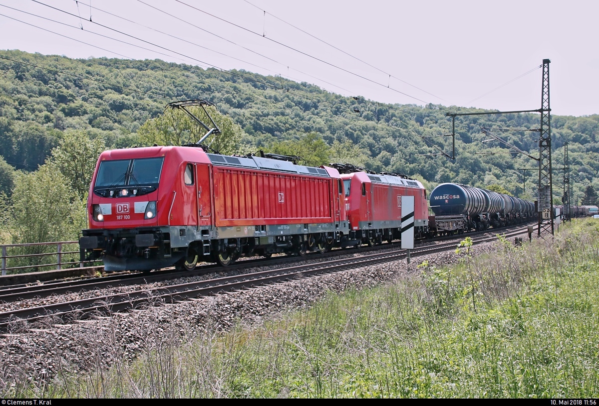 Kesselzug mit 187 100 und 185 ??? DB (kalt) fährt in Bad Kösen auf der Bahnstrecke Halle–Bebra (KBS 580) Richtung Naumburg (Saale).
Aufgenommen im Gegenlicht; meine Gegenlichtblende ist an diesem Tag kaputt gegangen.
[10.5.2018 | 11:56 Uhr]
