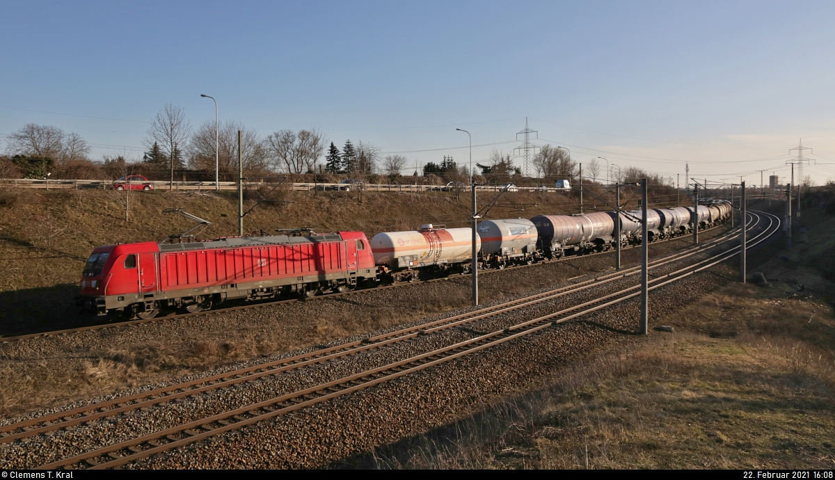Kesselzug mit 187 117-7 fährt in Halle (Saale), Kasseler Straße/Europachaussee, Richtung Bft Halle Gbf Süd.

🧰 DB Cargo
🚩 Bahnstrecke Halle–Bebra (KBS 580)
🕓 22.2.2021 | 16:08 Uhr