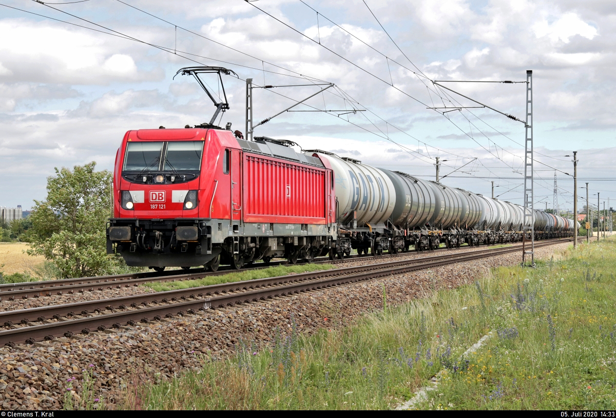 Kesselzug mit 187 121-9 DB fährt beim Autobahnzubringer zwischen Zscherben und Angersdorf auf der Bahnstrecke Halle–Hann. Münden (KBS 590) Richtung Teutschenthal.
[5.7.2020 | 14:33 Uhr]