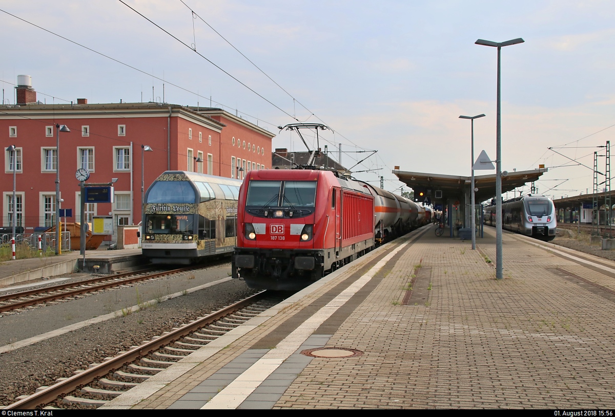 Kesselzug mit 187 138 DB durchfährt Dessau Hbf auf Gleis 2 in nördlicher Richtung.
[1.8.2018 | 15:56 Uhr]