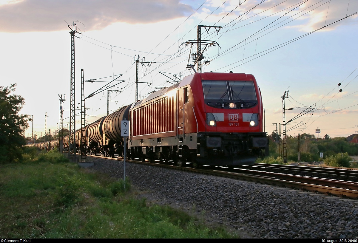 Kesselzug mit 187 151 DB fährt in der Saaleaue bei Angersdorf auf der Bahnstrecke Halle–Hann. Münden (KBS 590) Richtung Halle (Saale).
Aufgenommen im Gegenlicht.
[10.8.2018 | 20:00 Uhr]