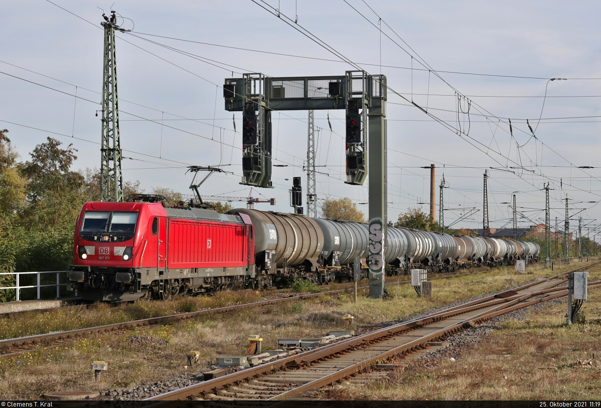 Kesselzug mit 187 171-4 durchfährt den Bahnhof Magdeburg-Neustadt Richtung Magdeburg Hbf.
Aufgenommen am Ende des Bahnsteigs 3/4.

🧰 DB Cargo
🕓 25.10.2021 | 11:19 Uhr