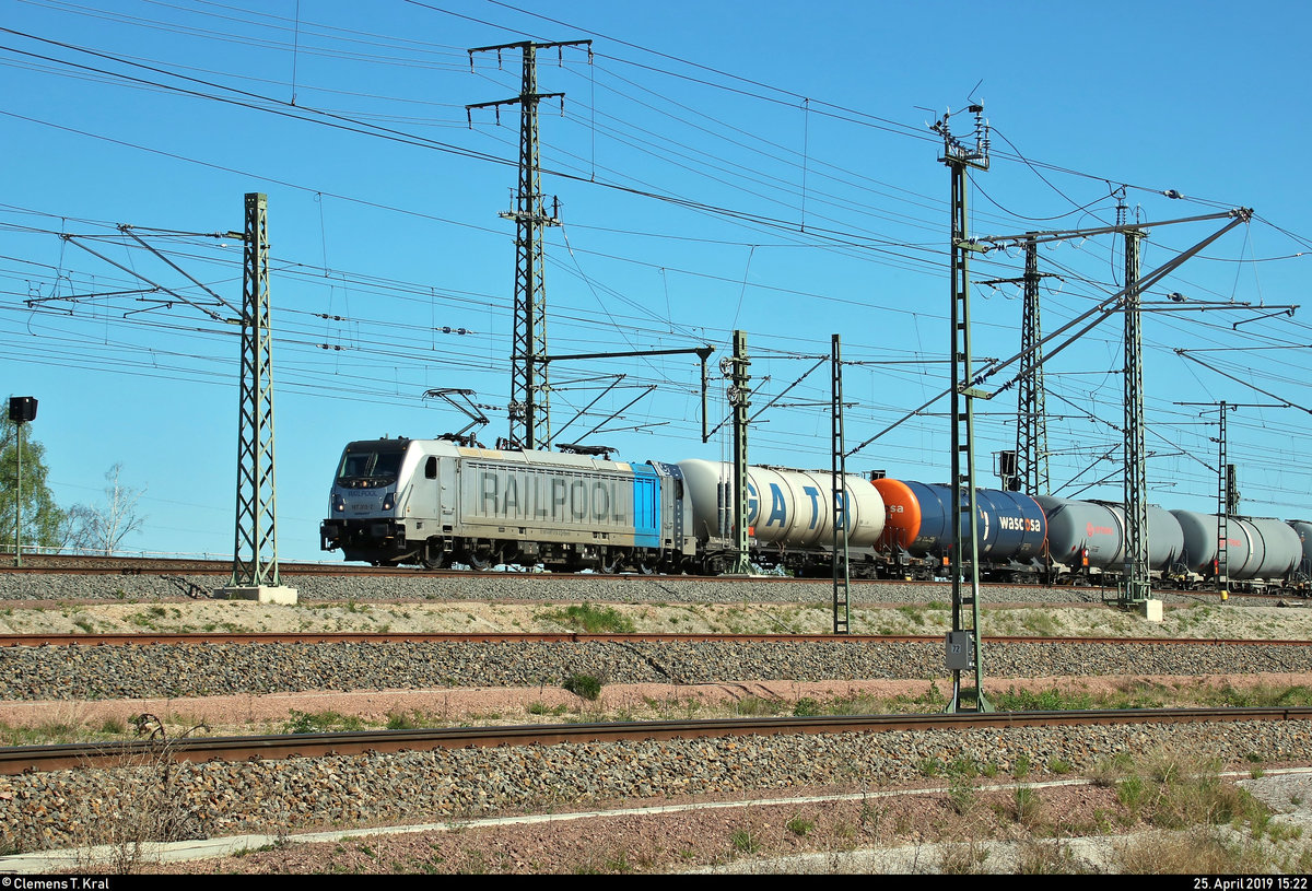 Kesselzug mit 187 313-2 Railpool, vermietet an die HSL Logistik GmbH (HSL), fährt in Halle (Saale), Karl-von-Thielen-Straße (Gebiet der DR), auf der Ostumfahrung für den Güterverkehr in nördlicher Richtung.
[25.4.2019 | 15:22 Uhr]