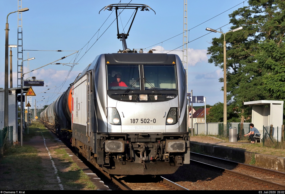 Kesselzug mit 187 502-0 der Akiem S.A.S., vermietet an die CTL Logistics GmbH, durchfährt den Hp Teutschenthal Ost auf der Bahnstrecke Halle–Hann. Münden (KBS 590) Richtung Teutschenthal.
[3.7.2020 | 20:02 Uhr]