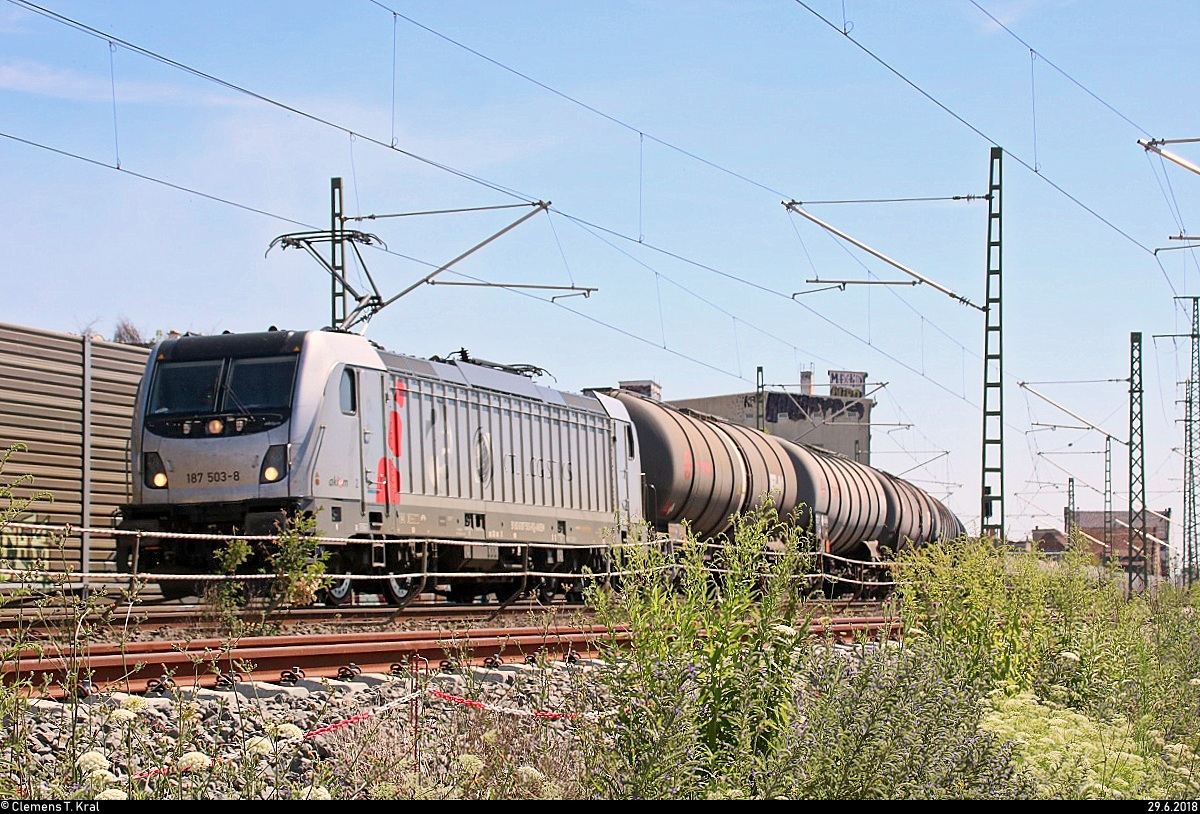 Kesselzug mit 187 503-8 der CTL Logistics GmbH passiert die Zugbildungsanlage (ZBA) Halle (Saale) Richtung Norden.
Anlässlich der feierlichen Inbetriebnahme der ZBA an diesem Tag war der Standort öffentlich zugänglich.
[29.6.2018 | 14:42 Uhr]