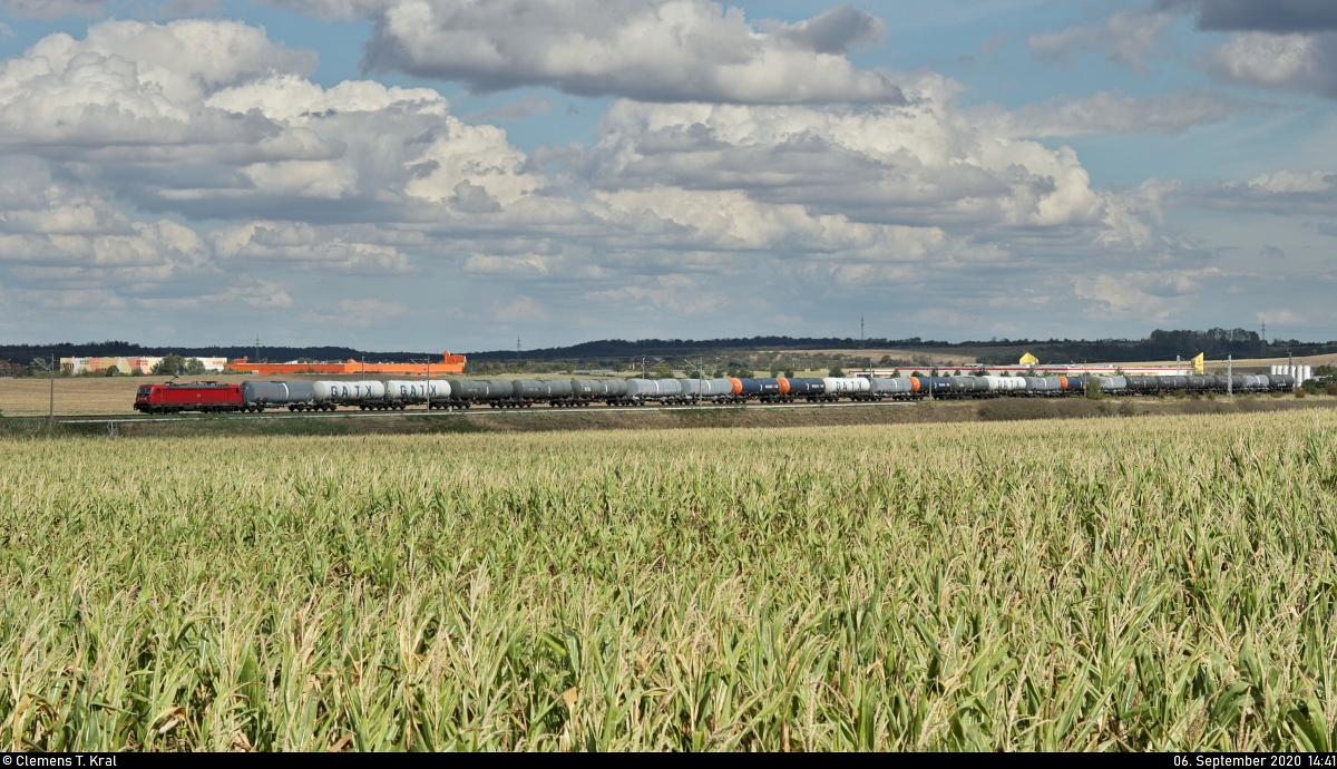 Kesselzug mit einer 187 unterwegs zwischen dem Hp Teutschenthal Ost und dem Bahnhof Teutschenthal Richtung Röblingen am See.
Bemerkenswert ist hier die Situation mit Licht und Schatten.

🧰 DB Cargo
🚩 Bahnstrecke Halle–Hann. Münden (KBS 590)
🕓 6.9.2020 | 14:41 Uhr