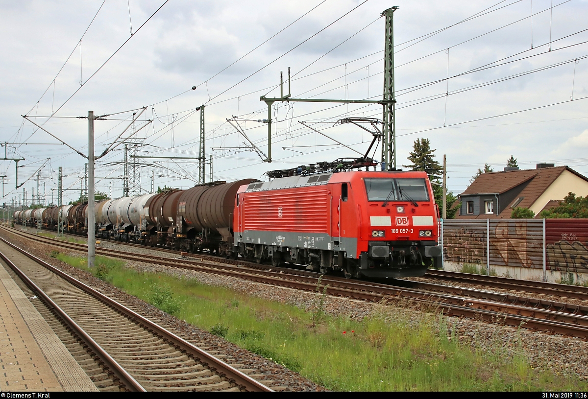 Kesselzug mit 189 057-3 DB passiert den Hp Halle Messe auf der Bahnstrecke Magdeburg–Leipzig (KBS 340) Richtung Leipzig.
[31.5.2019 | 11:36 Uhr]