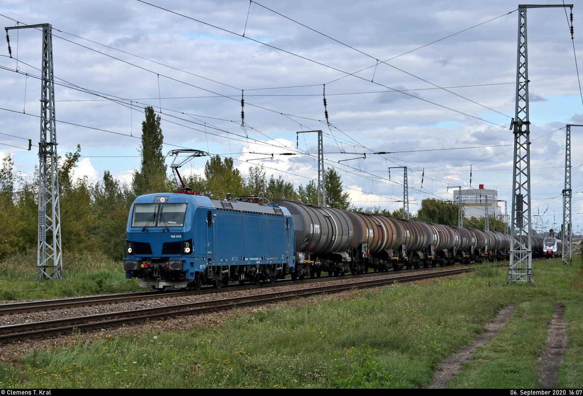 Kesselzug mit 192 013-1 (Siemens Smartron) unterwegs in Teutschenthal, Alte Ziegelei, Richtung Sangerhausen.

🧰 Paribus Rail Portfolio III GmbH & Co. KG, eingestellt bei der northrail GmbH und vermietet an die Leipziger Eisenbahnverkehrsgesellschaft mbH (LEG)
🚩 Bahnstrecke Halle–Hann. Münden (KBS 590)
🕓 6.9.2020 | 16:07 Uhr