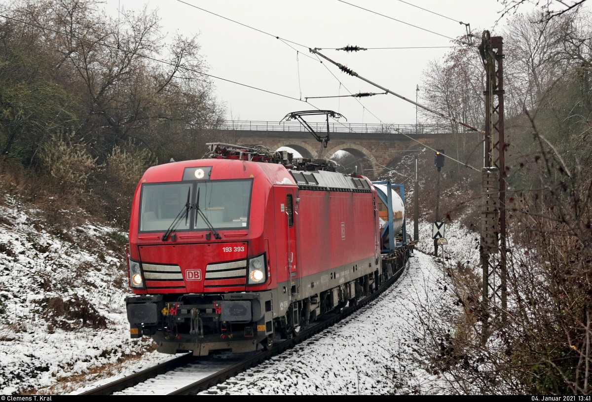 Kesselzug mit 193 393-6 (Siemens Vectron) setzt sich nach einem Signalhalt an der Salzstraße in Angersdorf wieder Richtung Bahnhof Angersdorf in Bewegung.

🧰 DB Cargo
🚩 Bahnstrecke Merseburg–Halle-Nietleben (KBS 588)
🕓 4.1.2021 | 13:41 Uhr