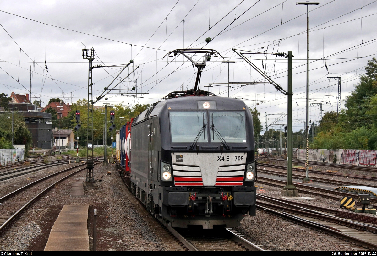 Kesselzug mit 193 709-3 (X4 E - 709 | Siemens Vectron) der Mitsui Rail Capital Europe GmbH (MRCE), vermietet an die DB, durchfährt den Bahnhof Ludwigsburg auf Gleis 4 Richtung Kornwestheim.
Aufgenommen am Ende des Bahnsteigs 4/5.
[26.9.2019 | 13:44 Uhr]