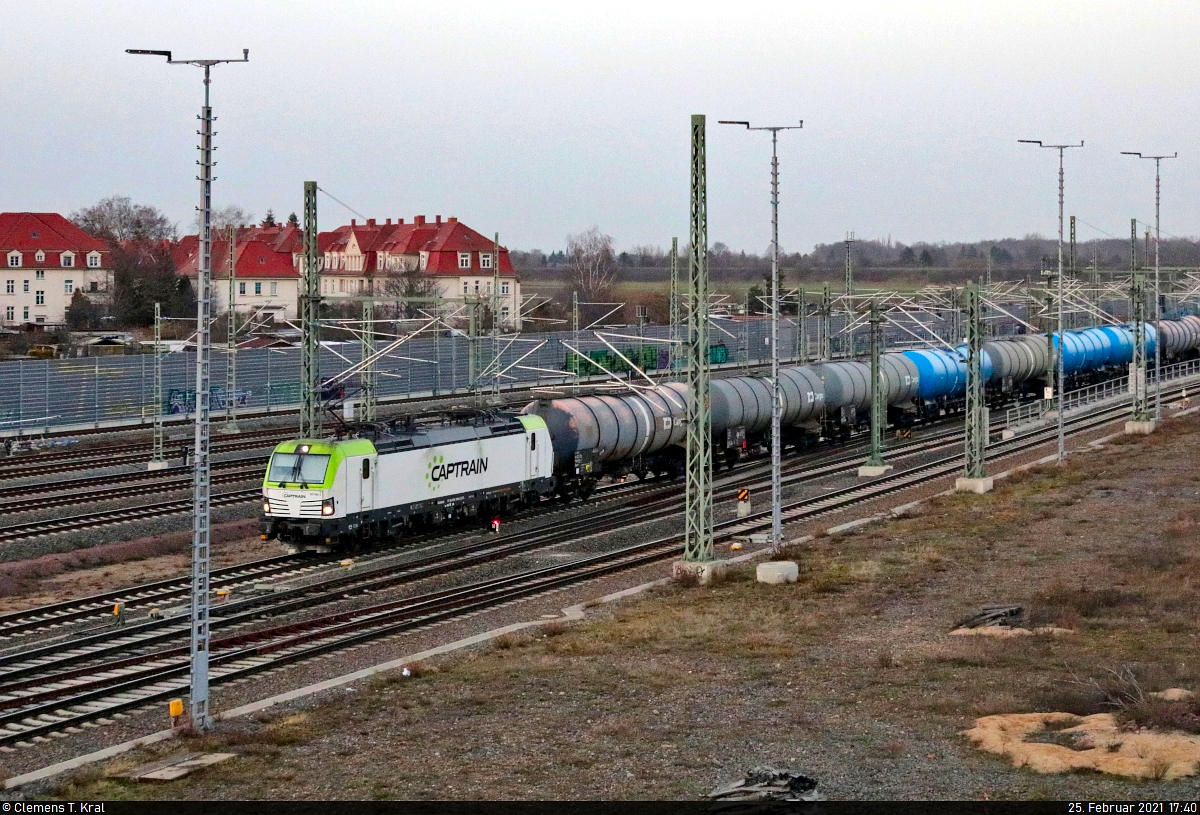 Kesselzug mit 193 894-3 (Siemens Vectron) passiert die Zugbildungsanlage (ZBA) in Halle (Saale) auf Gleis 318 in südlicher Richtung.
Aufgenommen von der Berliner Brücke.

🧰 ITL Eisenbahngesellschaft mbH (ITL)
🕓 25.2.2021 | 17:40 Uhr