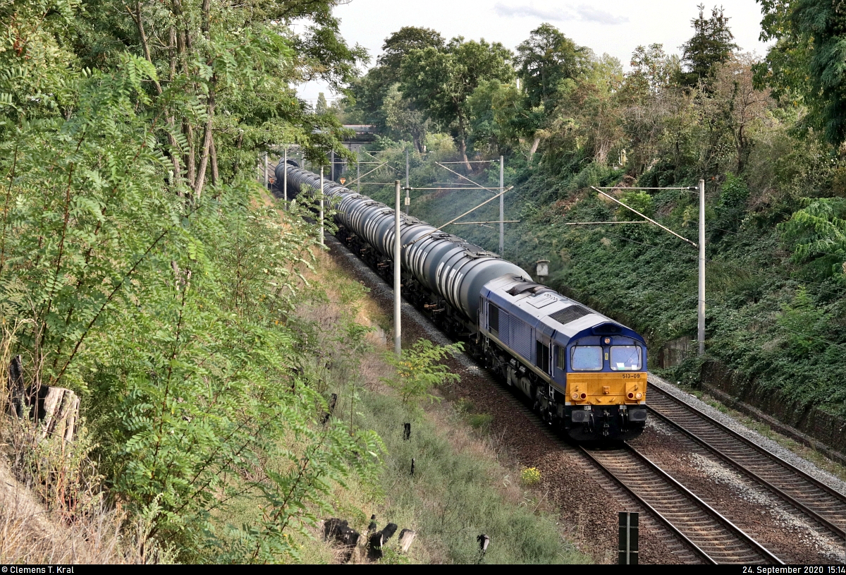 Kesselzug mit 266 036-3 (513-09 | EMD JT42CWR) fährt in Halle Südstadt Richtung Angersdorf.
Aufgenommen von der Eierwegbrücke.

🧰 Beacon Rail Leasing Limited (BRLL), vermietet an die CTL Logistics GmbH
🚩 Bahnstrecke Halle–Hann. Münden (KBS 590)
🕓 24.9.2020 | 15:14 Uhr