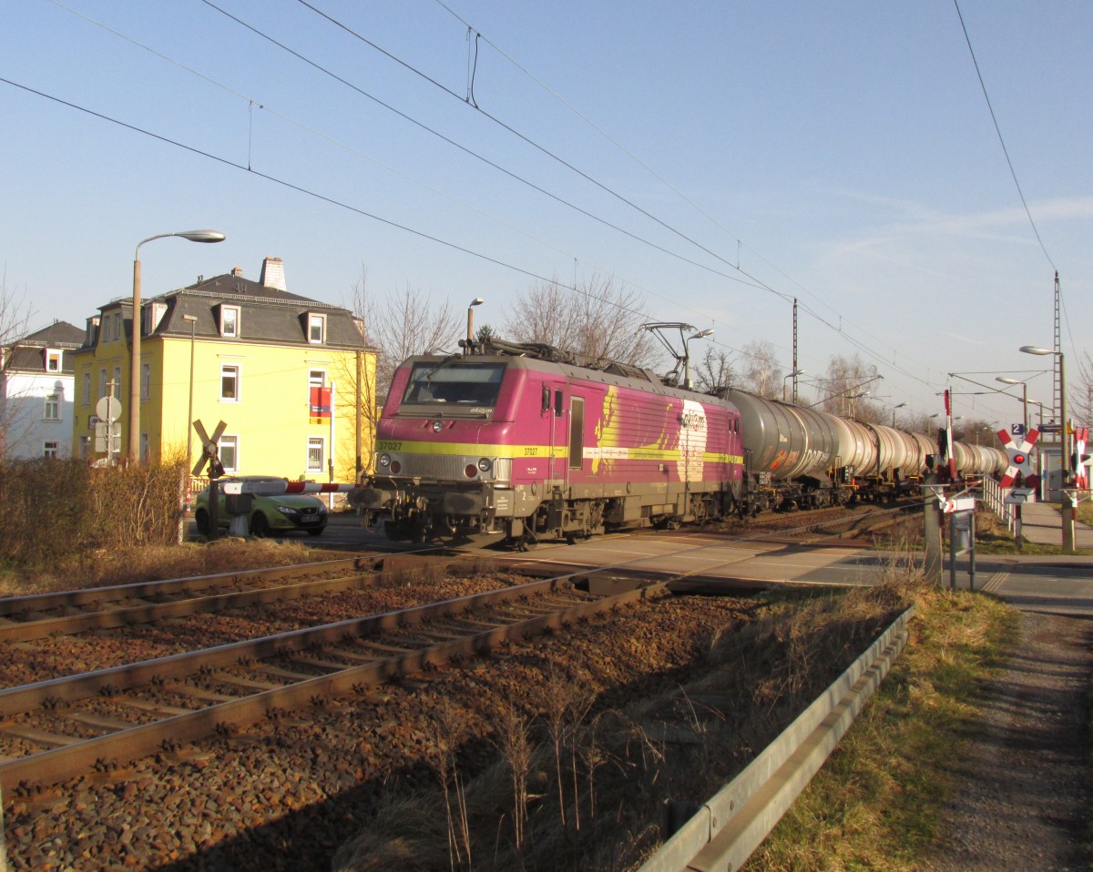 Kesselzug mit 37027 in lila am Bahnübergang DD-Stetsch am 19.02.2015