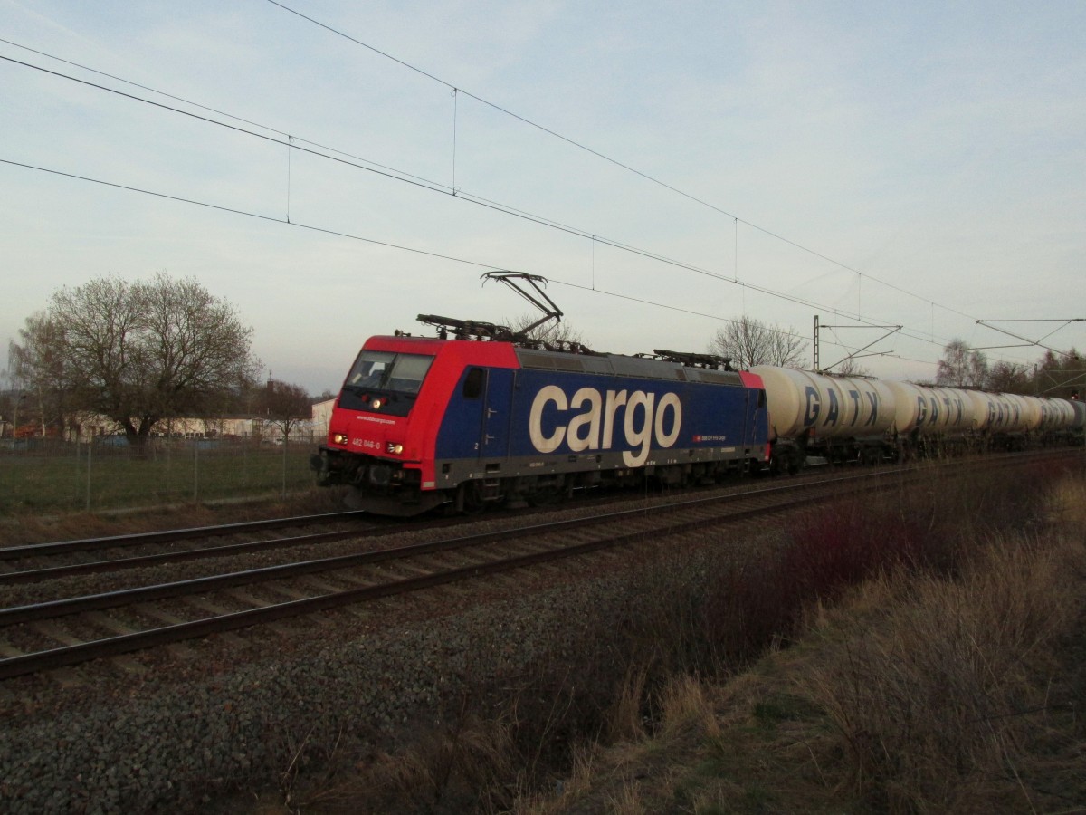 Kesselzug mit 482 046 der SBB Cargo Deutschland am Abend des 09.04.2015 gesehen in Plauen. 