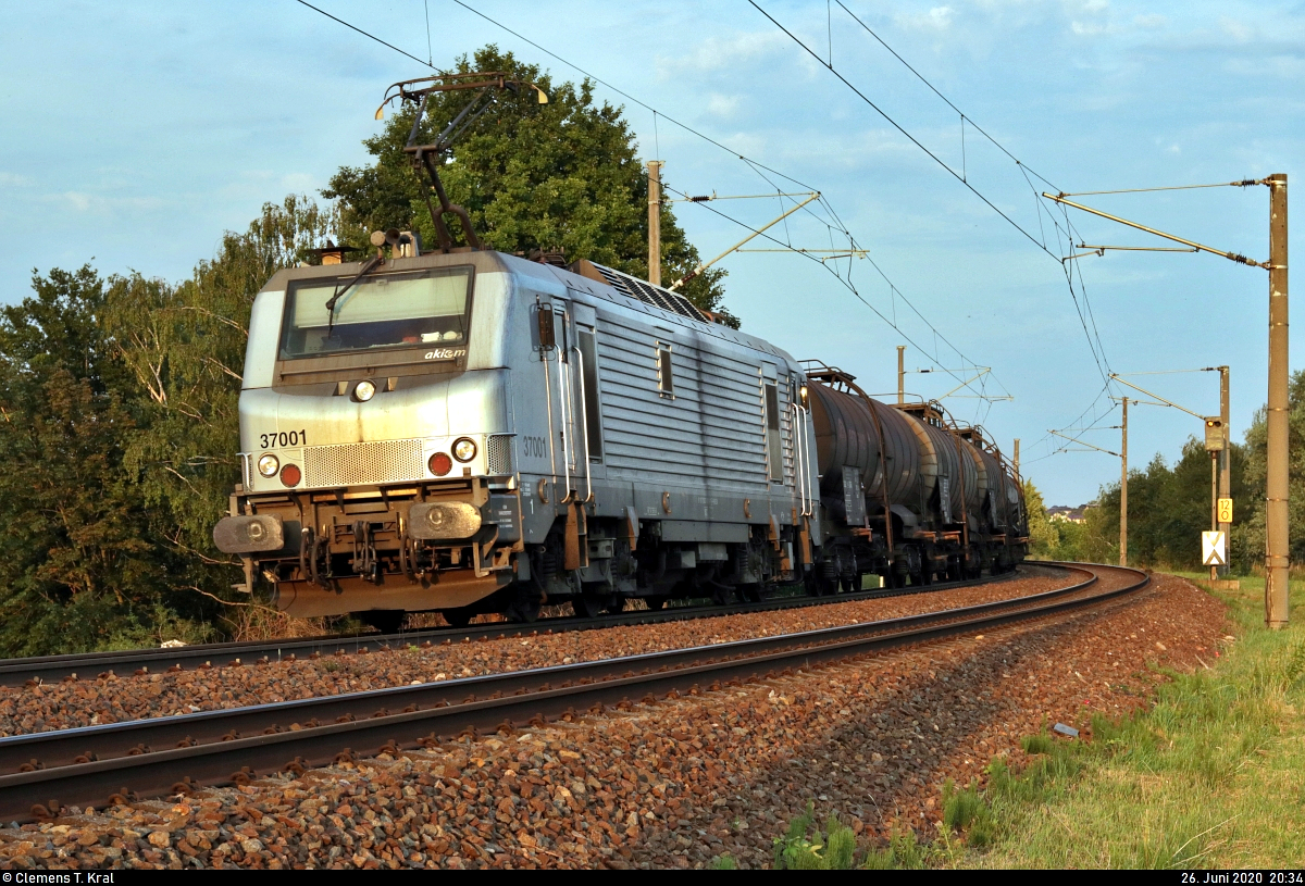 Kesselzug mit BB 37001 (91 87 0037 001-1 F-AKIEM | Alstom Prima EL3U/4) der Akiem S.A.S., aktueller Mieter unbekannt, fährt in Zscherben auf der Bahnstrecke Halle–Hann. Münden (KBS 590) Richtung Teutschenthal.
[26.6.2020 | 20:34 Uhr]