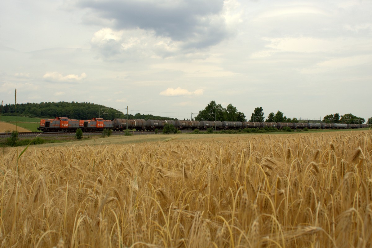Kesselzug mit Doppeltraktion V100 von HVLE fahrt gerade durch das Vogtland bei Ruppertsgrün/Pöhl in Richtung Hof. Aufgenommen am 12.07.2015