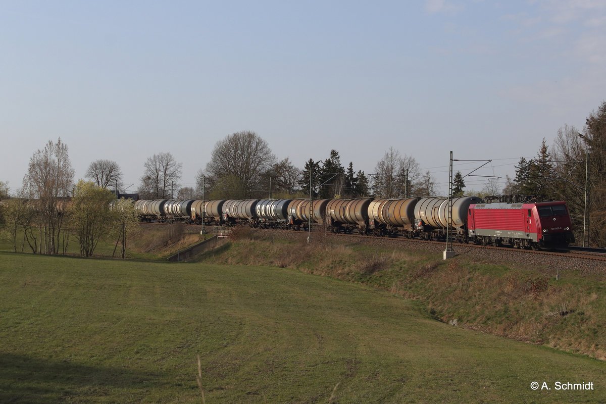 Kesselzug mit der Press 189 800 von Marktredwitz nach Hamburg Hohe Schaar als DGS 61441. Aufgenommen am 04.04.2016 in Oberjössnitz 