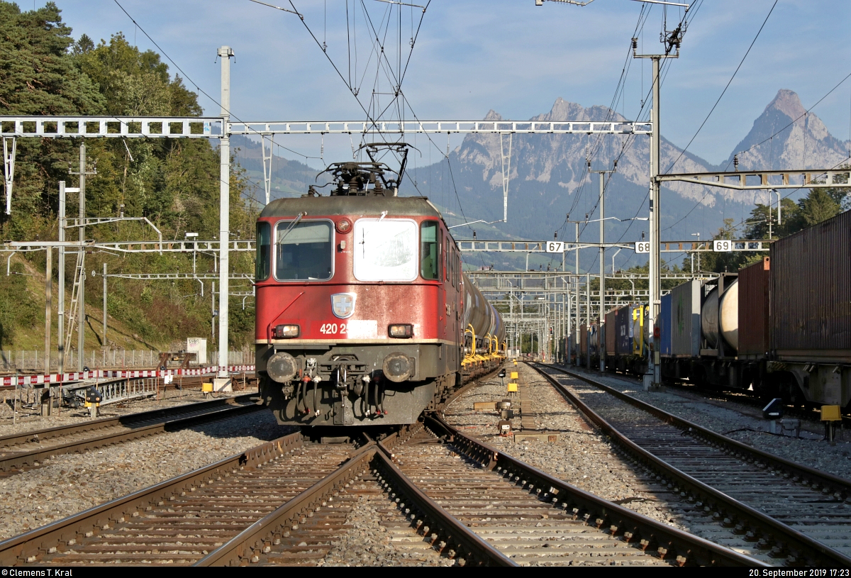Kesselzug mit Re 4/4 II 11257 (420 257-8) SBB durchfährt den Bahnhof Arth-Goldau (CH) auf Gleis 6 Richtung Immensee (CH).
Aufgenommen am Ende des Bahnsteigs 6/8.
[20.9.2019 | 17:23 Uhr]