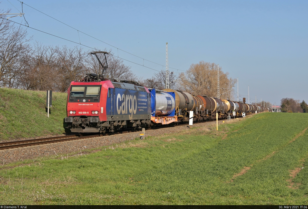 Kesselzug mit Re 482 009-8 unterwegs in Halle (Saale), Zöberitzer Weg, Richtung ZBA Halle (Saale).

🧰 SBB Cargo AG, vermietet an die SBB Cargo International AG
🚩 Bahnstrecke Halle–Cottbus (KBS 219)
🕓 30.3.2021 | 17:06 Uhr