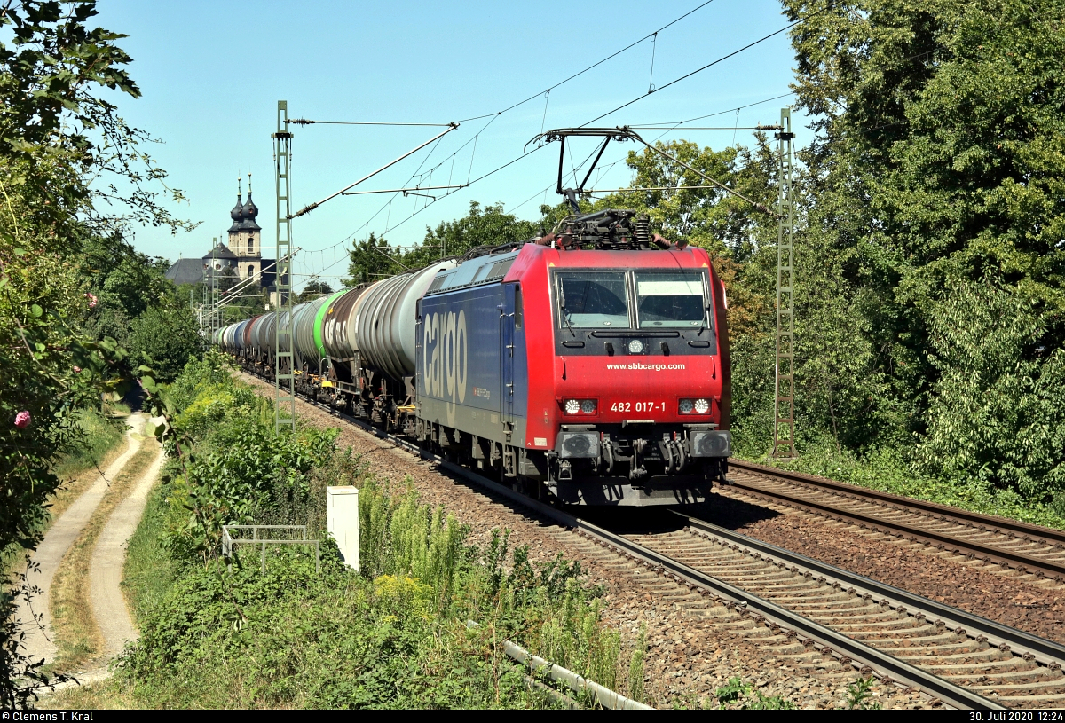 Kesselzug mit Re 482 017-1 der SBB Cargo AG, vermietet an die SBB Cargo International AG, fährt nahe Bruchsal Schlachthof auf der Bahnstrecke Bietigheim-Bissingen–Bruchsal (Westbahn (Württemberg) | KBS 770) Richtung Bretten.
[30.7.2020 | 12:24 Uhr]