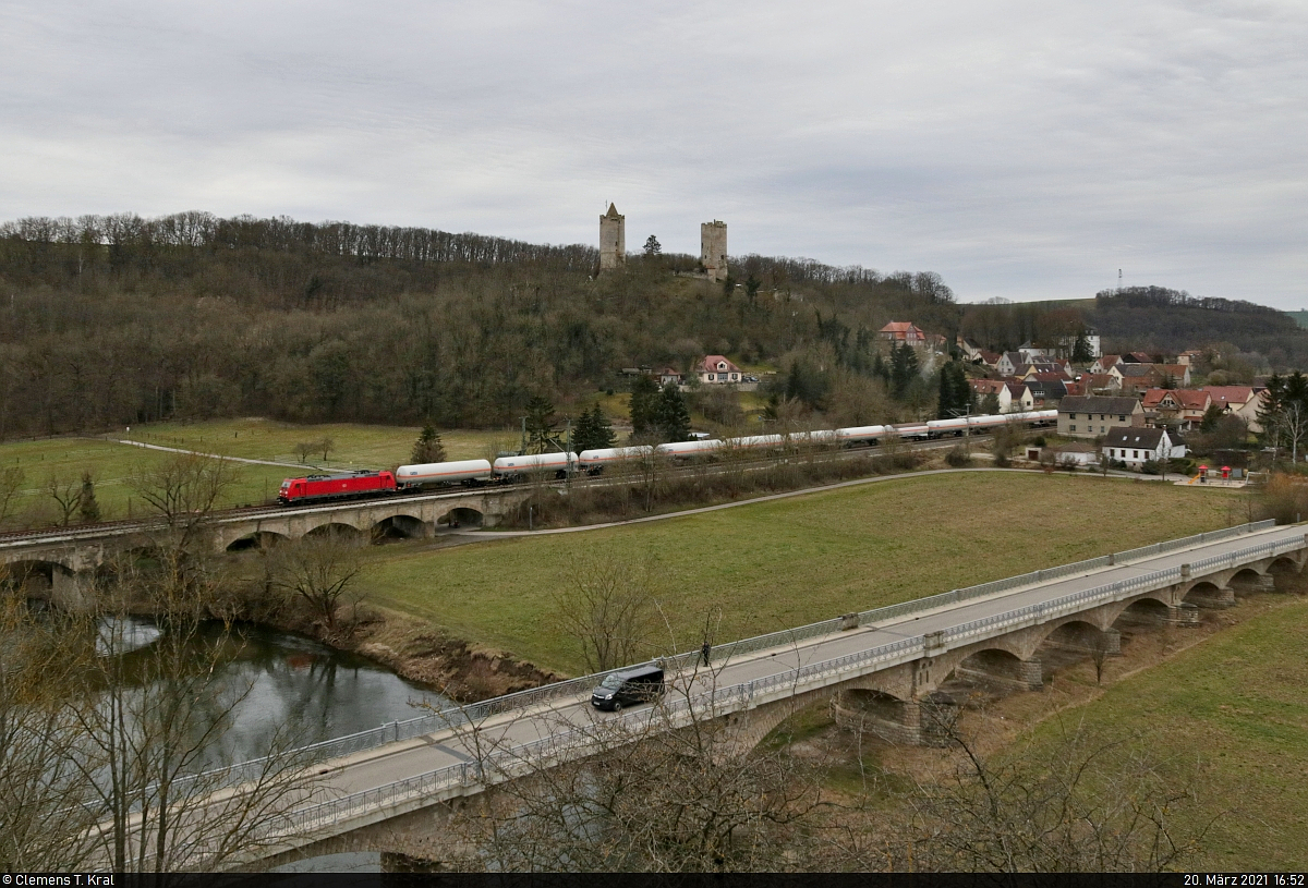 Kesselzug mit einer unbekannten 185 unterwegs an der Burg Saaleck Richtung Naumburg(Saale)Hbf.

🧰 DB Cargo
🚩 Bahnstrecke Halle–Bebra (KBS 580)
🕓 20.3.2021 | 16:52 Uhr