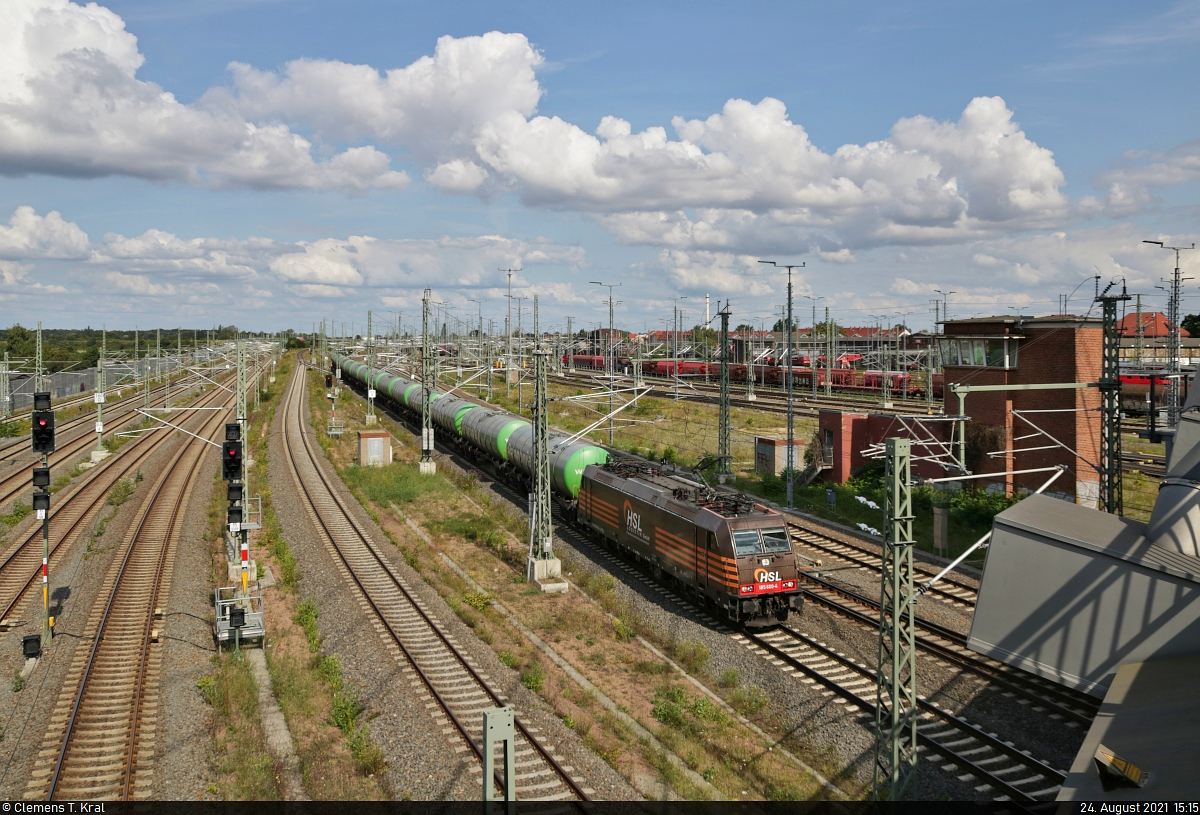 Kesselzug (Pannonia Bio Zrt.) mit 185 600-4 passiert die Zugbildungsanlage (ZBA) Halle (Saale) in südlicher Richtung.
Aufgenommen von der Berliner Brücke.

🧰 Beacon Rail Leasing Limited (BRLL), vermietet an die HSL Logistik GmbH (HSL)
🕓 24.8.2021 | 15:15 Uhr