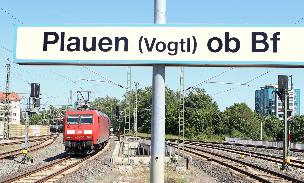 Kesselzug von Rhäsa nach Ingolstadt passiert den Bahnhof Plauen am 05.06.2015 mit der 145 055.