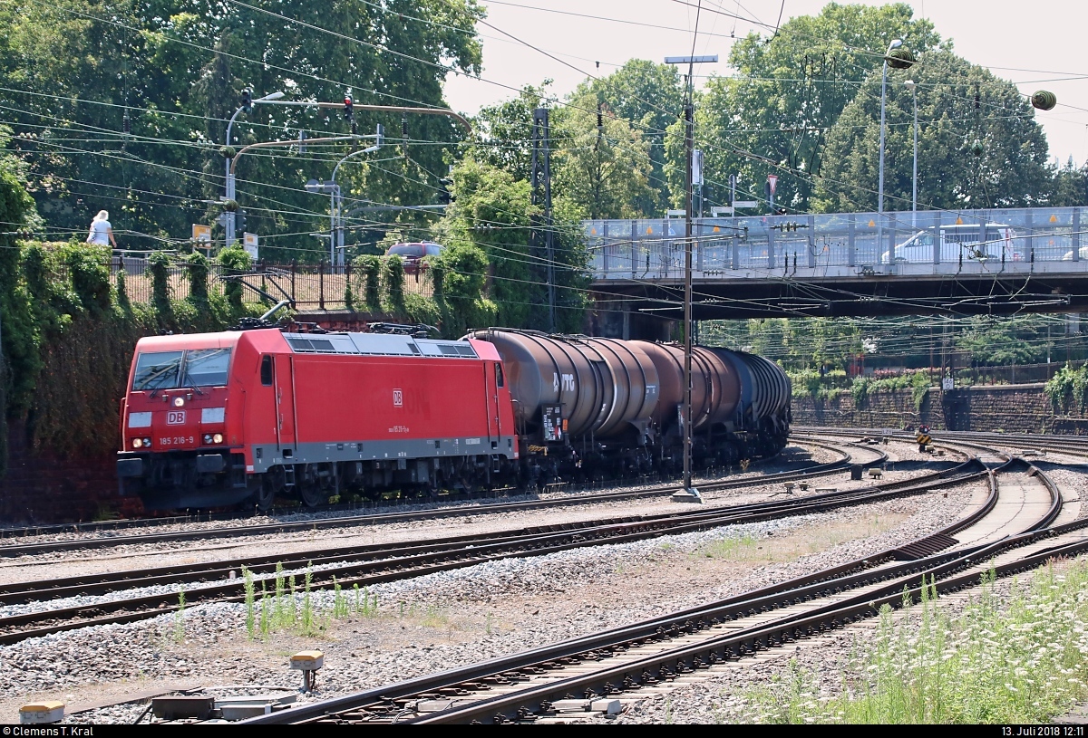 Kesselzug, von Villingen(Schwarzw) kommend, mit 185 216-9 DB durchfährt den Bahnhof Offenburg in nördlicher Richtung.
[13.7.2018 | 12:11 Uhr]