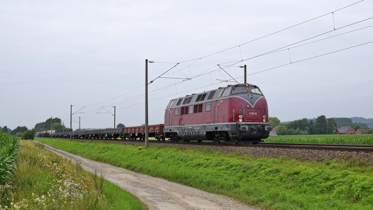 KGH V 270.10 (221 124, ex DB), vermietet an SGL, mit Niederbord- und Kippwagen in Richtung Löhne (bei Melle, 21.07.2021).