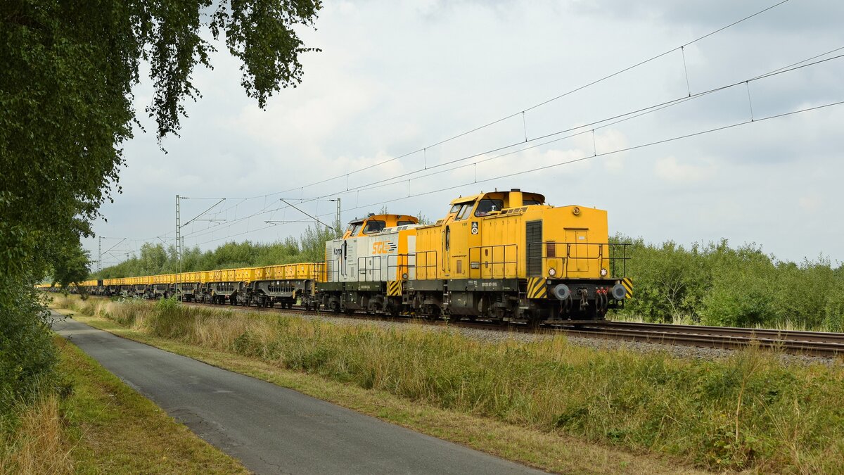 KGH V150.01 (293 507) und V150.03 (293 509), vermietet an SGL, mit Niederbordwagenzug Richtung Osnabrück (bei Lembruch, 10.09.2022).