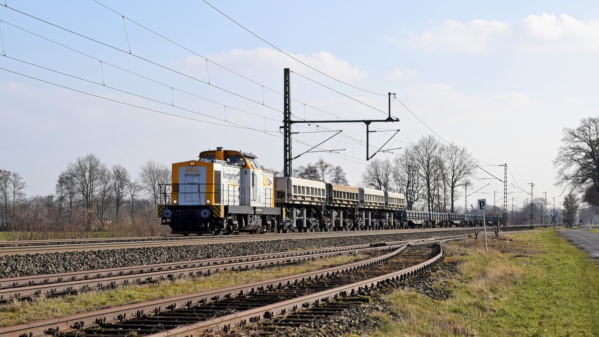 KGH V150.02 (293 508), vermietet an SGL, mit Kipp- und Niederbordwagen in Richtung Bremen (Diepholz, 05.03.2022).