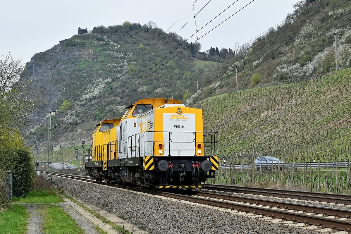 KGH V150.04 (293 510) und V150.01 (293 507), vermietet an SGL, befinden sich am 09.04.18 unterhalb der Burgruine Hammerstein bei Leutesdorf auf der Fahrt in Richtung Neuwied.