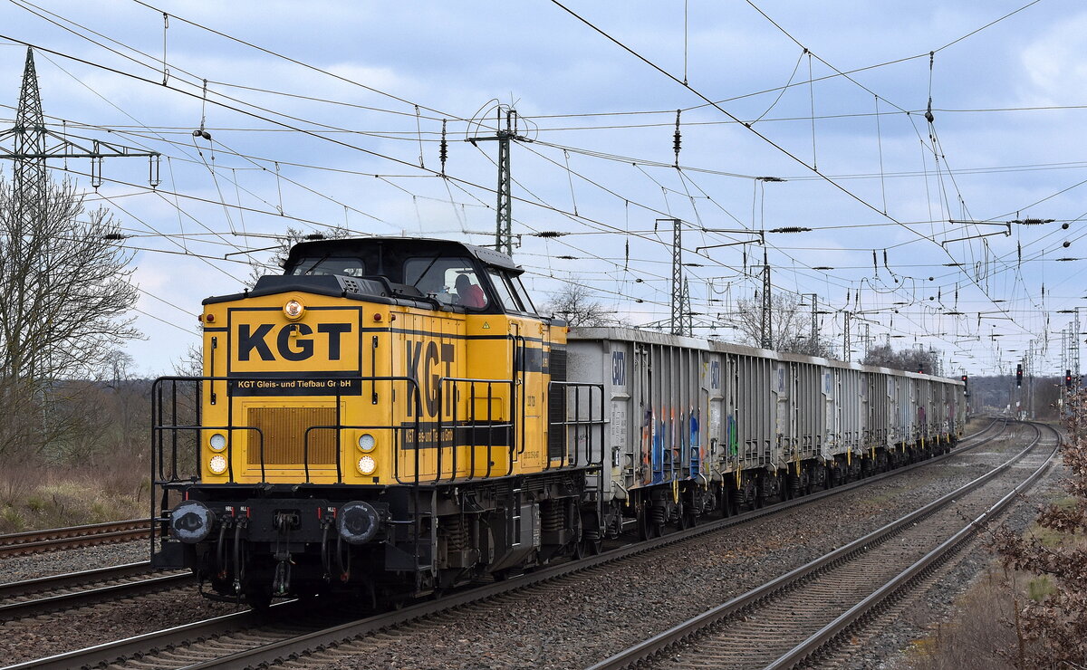 KGT Gleis- und Tiefbau GmbH, Berlin mit ihrer  203 728  [NVR-Nummer: 92 80 1203 135-9 D-KGT] und einigen GATX Hochbordwagen am 11.03.24 Höhe Bahnhof Saarmund.