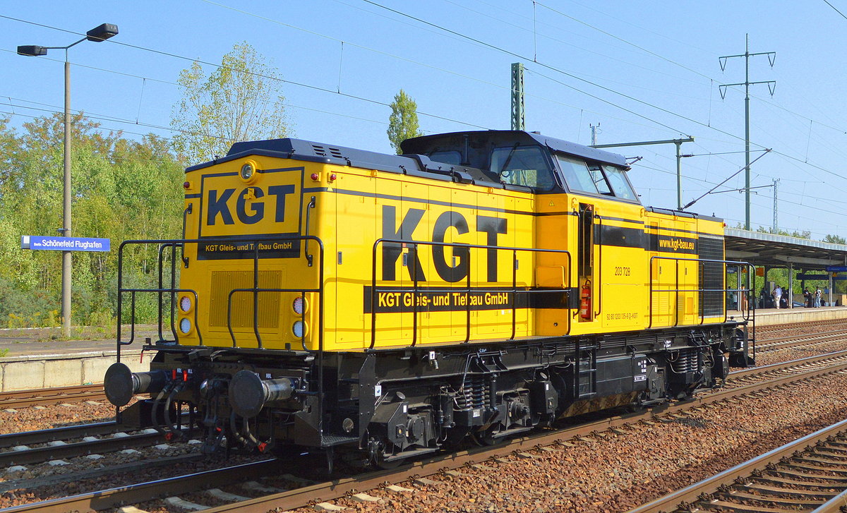 KGT Gleis- und Tiefbau GmbH mit der sehr schönen neu gestalteten   203 728  [NVR-Nummer: 92 80 1203 135-9 D-KGT] fuhr im Rahmen der Bahnbaustellen in und um Berlin mehrfach durch den Bahnhof Flughafen Berlin Schönefeld.