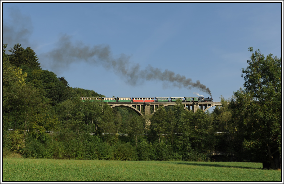 Kh101 mit dem Dampfbummelzug von Weiz nach Birkfeld am 23.8.2013 bei der Querung des 276m langen Grub-Viadukt.

http://www.club-u44.at/index.php

