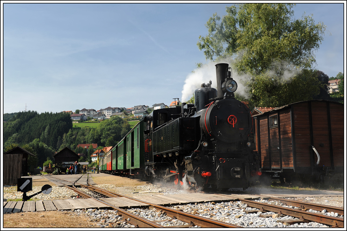 Kh101 mit dem Dampfbummelzug von Weiz nach Birkfeld am 23.8.2013 bei der Einfahrt in den Endbahnhof Birkfeld. 

http://www.club-u44.at/index.php 

