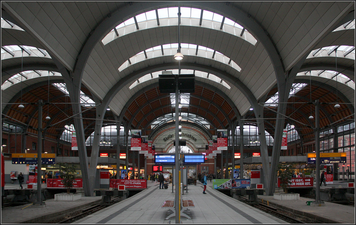 Kiel Hauptbahnhof -

Die neue Bahnsteighalle wurde 2006 fertiggestellt. Sie schließt in moderner Form an die erhalten gebliebene Halle über dem Kopfbahnsteig an.

14.10.2015 (M)