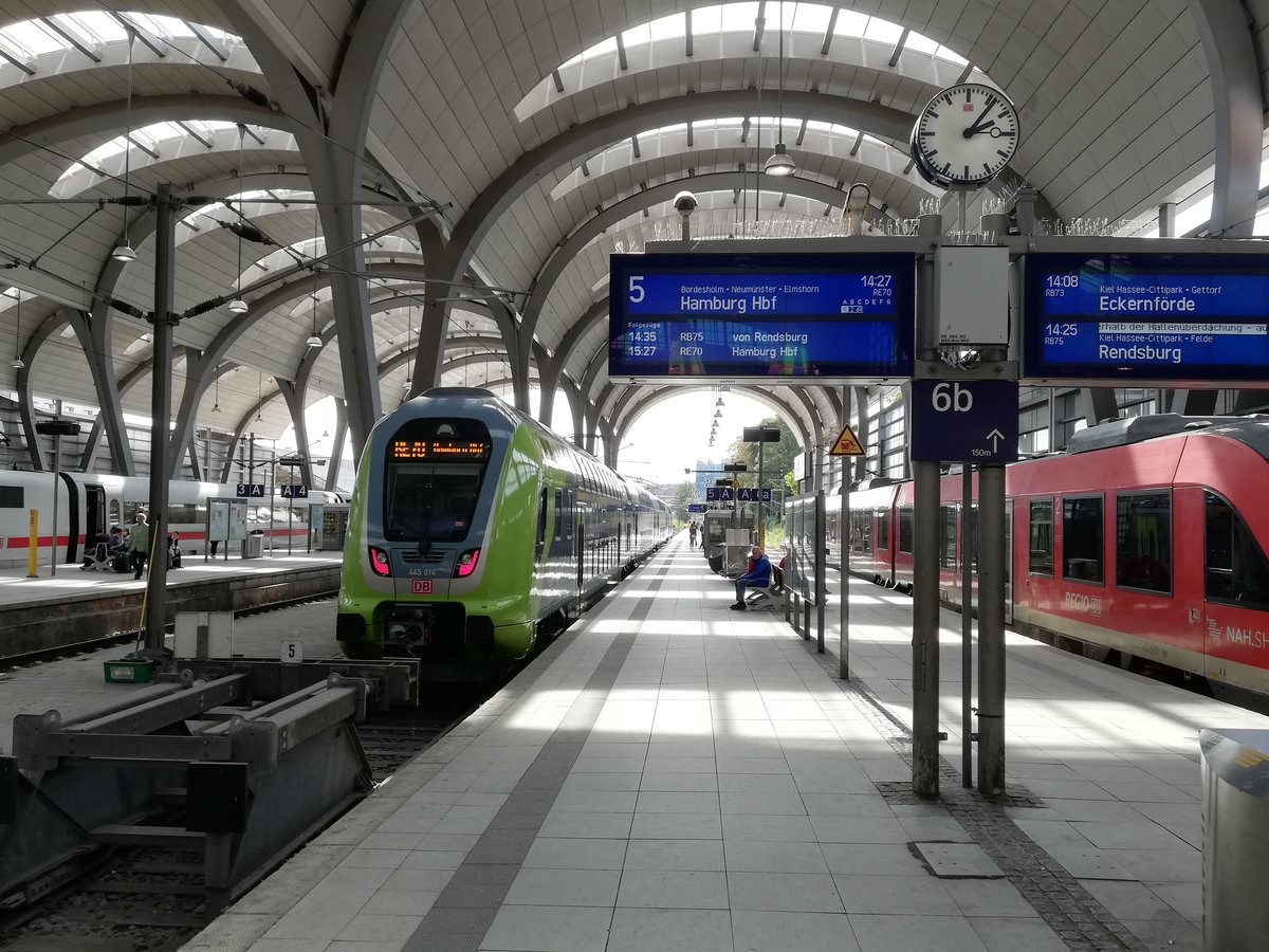 Kiel Hbf. 13.9.2020. 445 014 wird in wenigen Minuten als RE 70 nach Hamburg starten. 