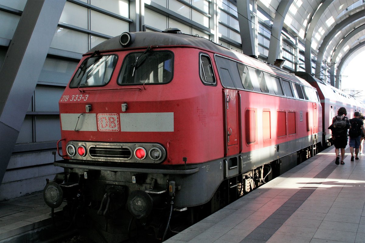 Kiel Hbf, Sonnabend 17.06.2017:
auch die 218 333-3 ist im Verstärker Verkehr zur  Kieler Woche  vor einem RE nach Lübeck eingesetzt. Die 218 333-3 ist damit für die Kieler Woche  nach Hause  zurückgekehrt, nachdem sie lange an GB Fernverkehr Niebüll ausgeliehen war.